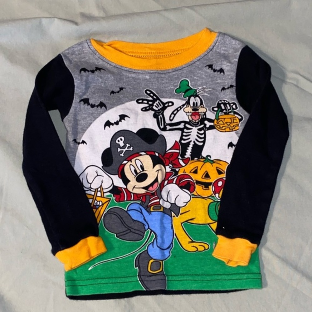5/$15 Disney Mickey Halloween Long Sleeve Shirt!